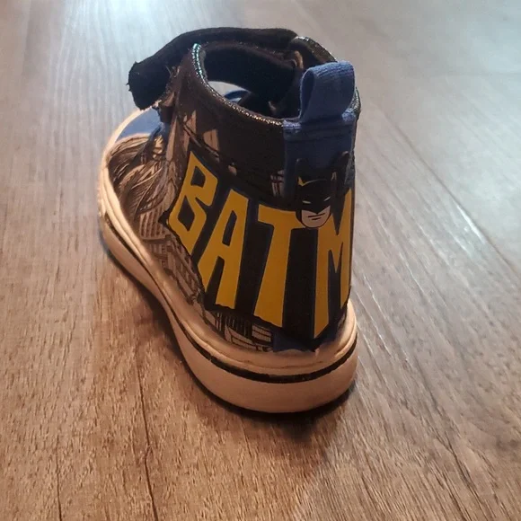 Kids Batman size 8 high top sneakers - Picture 4 of 8
